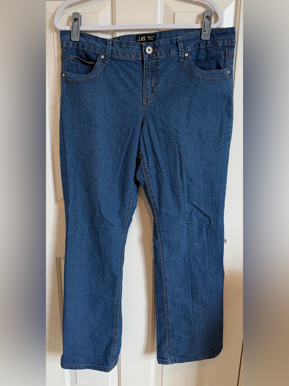 Vintage Y2K Lei Denim. Like New. Size 17 Junior. Med Wash. Embroidered Pockets
